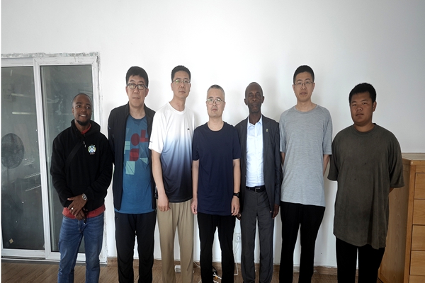 施工技术组与米苏捷市长接洽_副本.jpg 施工技术组与米苏捷市长接洽_副本.jpg